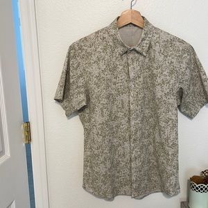 Men’s LULULEMON casual button up t shirt. Sweat wicking material